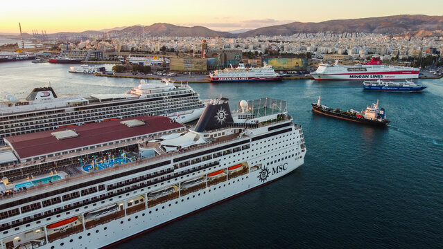 Vista a&eacute;rea do cruzeiro MSC Sinfonia no porto de Atenas, Gr&eacute;cia, destacando o navio imponente e a paisagem mar&iacute;tima. Gr&eacute;cia em 14 11 2024