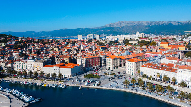 Fototapeta Visão aérea da praça central de Split, Croácia, destacando a arquitetura histórica, ruas de pedra e movimentação urbana em uma paisagem vibrante e cultural no coração da cidade