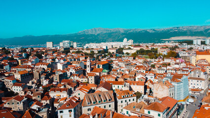 Vista aérea da cidade costeira de Split, Croácia, com mar azul, porto, construções históricas...