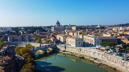 Vista aérea do rio Tibre atravessando Roma, com a imponente Basílica de São Pedro do Vaticano ao fundo, destacando a beleza histórica da cidade