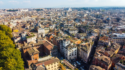 Foto aérea da arquitetura clássica da cidade de Roma, Itália, destacando seus monumentos históricos e ruínas antigas. A imagem captura a grandiosidade e a beleza cultural dessa cidade histórica