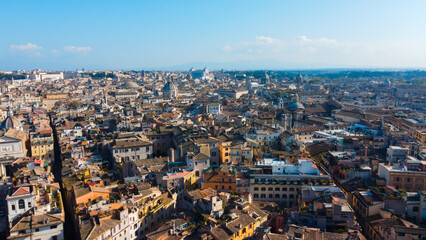 Fototapeta premium Visão aérea da cidade de Roma, Itália, destacando prédios clássicos, arquitetura histórica e ruas estreitas. Paisagem urbana rica em cultura, história e charme europeu