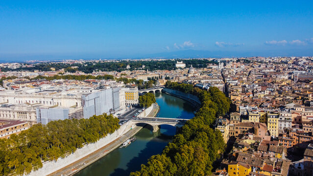 Vis&atilde;o a&eacute;rea do rio Tibre que atravessa Roma, It&aacute;lia. A cidade hist&oacute;rica se estende ao longo do rio, com suas pontes ic&ocirc;nicas e paisagem urbana, oferecendo uma perspectiva &uacute;nica da capital
