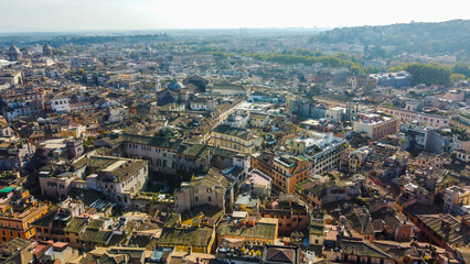 Vista aérea da cidade de Roma, Itália, evidenciando a arquitetura clássica e monumentos...