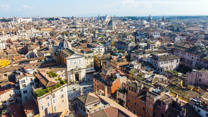 Obraz premium Visão aérea da cidade de Roma, destacando ruínas antigas, cúpulas renascentistas e construções históricas, evidenciando a grandiosidade da arquitetura clássica italiana