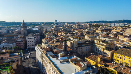 Visão aérea da arquitetura clássica de Roma, Itália. Monumentos históricos, ruas charmosas e edifícios imponentes refletem a grandiosidade da Cidade Eterna sob o céu azul