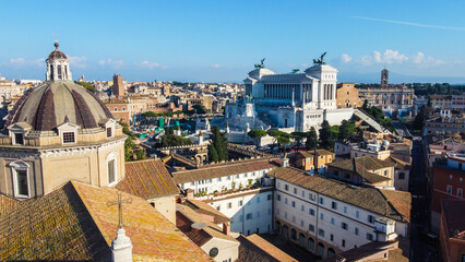 Foto aérea do Monumento a Vítor Emanuel II em Roma, Itália, destacando sua arquitetura imponente...