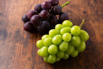 テーブルに置かれたシャインマスカットと巨峰