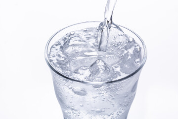 炭酸水をグラスに注ぐ