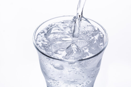 炭酸水をグラスに注ぐ