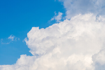 青空と白い雲の夏の風景