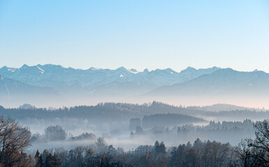 Landschaft mit Nebelstimmung im bayerischen Alpenvorland, Bayern, Deutschland