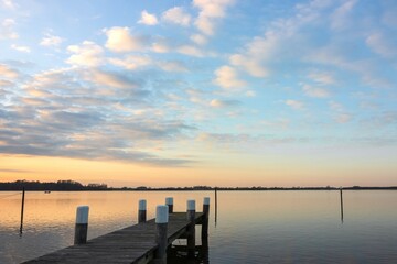 Malerische Fjord Idylle mit Bootssteg an der Schlei am Abend.
