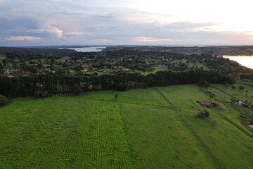 Um fim de tarde nubladoem uma área rural ao lado da represa de Jurumirim, em Avaré, estado de...