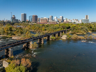 Obraz premium Manchester Train Tracks Bridge, Richmond, Virginia Skyline