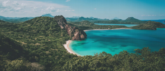 Fototapeta premium Tropical island paradise with white sand beach and turquoise waters awaiting relaxation