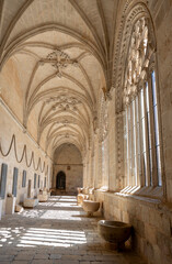 Obraz premium Claustro de la Catedral gótica de El Burgo de Osma, Soria en la comunidad de Castilla y León. España. (Catedral de la Asunción de la Virgen , bien de interés cultural )
