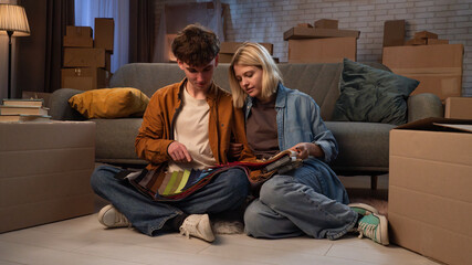 Obraz premium A young man and woman are in the living room discussing a housewarming.