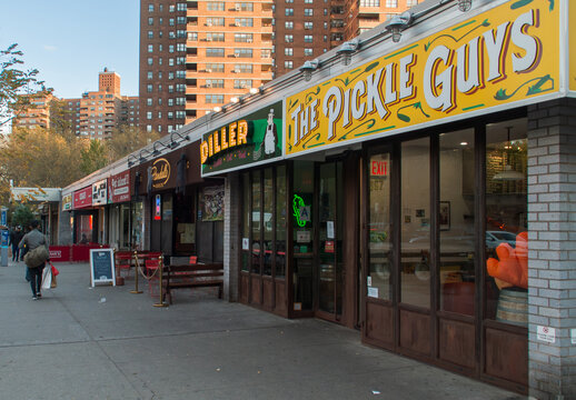 New York. 11 09 2019. Restaurantes y peque&ntilde;as tiendas en Manhattan. Tienda de encurtidos y restaurantes en Grand St a la altura del 357.