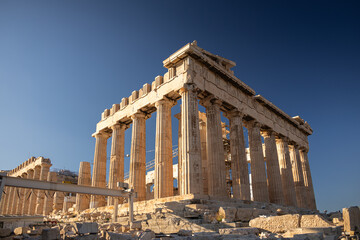 Obraz premium Visit Acropolis hill and the temple of Parthenon. Beautiful view during a sunny day with this heritage landmark of Greek history from Athens. Travel to Greece.