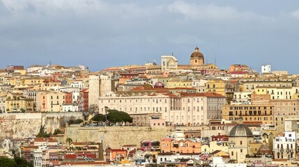 Obraz premium vue panoramique de Cagliari en Sardaigne depuis le port