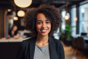 Obraz premium Smiling portrait of a young African American businesswoman in modern office