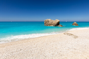 Krajobraz morski na greckiej wyspie Lefkada, Megali Petra Beach, niebieskie niebo, Morze Jońskie, tło do projektu, tapeta © anettastar