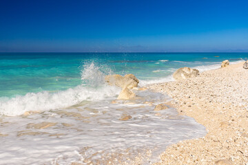 Krajobraz morski na greckiej wyspie Lefkada, Megali Petra Beach, niebieskie niebo, Morze Jońskie, tło do projektu, tapeta © anettastar