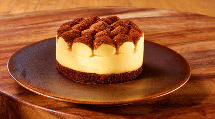 Tiramisu auf braunem Steingutteller, Dessert, Italien, Kakao, Creme,