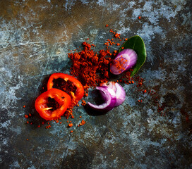 Zutaten Paprika rote Zwiebeln und Paprikapulver Deko, Topshot, rote Paprika, Zwiebeln,...