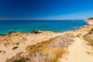 Krajobraz morski na greckiej wyspie Lefkada, Avali Beach, niebieskie niebo, Morze Jońskie, tło do projektu, tapeta