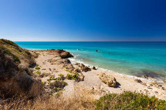Krajobraz morski na greckiej wyspie Lefkada, Avali Beach, niebieskie niebo, Morze Jońskie, tło do projektu, tapeta