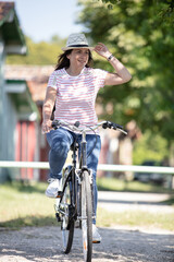 Naklejka premium active woman ridding bike in nature