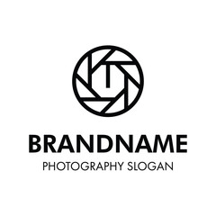 Fototapeta premium Letter U Shutter Photography Logo, for brand related to camera, lens, and aperture