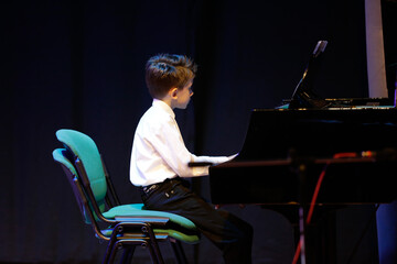 Classical music competition, the older brother played the violin, the younger brother accompanied...