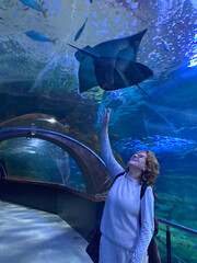 mujer mirando un pez manta raya en el tunel del aquarium de donostia san sebastian IMG_9414-as25 © txakel