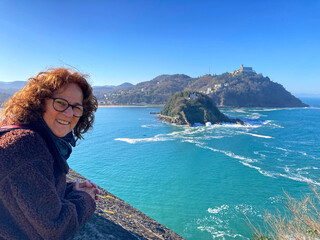 Naklejka premium donostia san sebastian playa mar isla mujer sonriendo desde el monte urgull turista país vasco IMG_9431-as25