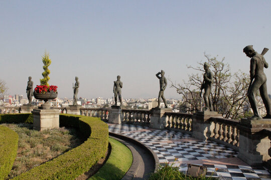 Exterior del Castillo de Chapultepec en el bosque de Chapultepec, jardines con estatuas soldados, Febrero a&ntilde;o 2016, ciudad de M&eacute;xico, M&eacute;xico.