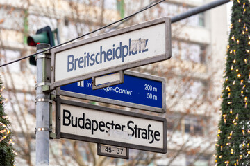 Straßenschild "Breitscheidplatz" und "Budapester Straße" in Berlin Charlottenburg am Kurfürstendamm © philipk76