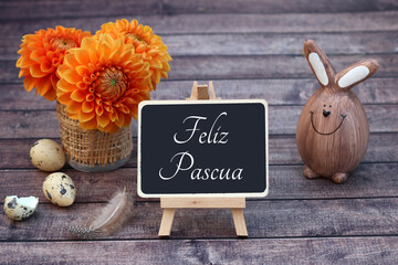 Felices Pascuas. Conejo de Pascua y huevos de Pascua con saludos de Pascua en un caballete.