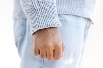 セーターを着た男性の手元（30代、日本人、顔無し）