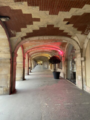 Arcades de la place des Vosges à Paris