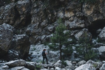 Obraz premium Woman hiking in rocky landscape