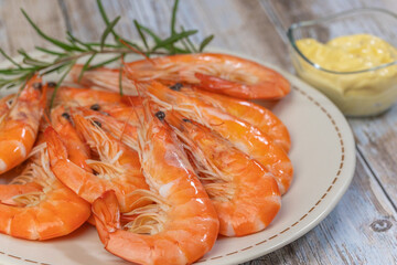 assiette de crevettes et mayonnaise, en gros plan