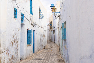 Obraz premium Kairouan, Tunisia. Narrow alley in the city of Kairouan.