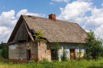 Murowany, stary, opuszczony dom w słoneczny dzień