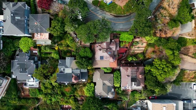 Tomas a&eacute;reas en la ma&ntilde;ana: El dron sobrevuela un vecindario residencial en San Francisco durante la calma matutina, capturando casas con tejados inclinados y calles inclinadas que reflejan la geograf&iacute;