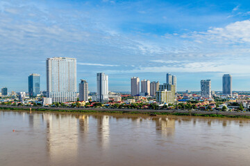 Obraz premium Tonle Sap river coastline with modern buildings and residential areas distric in the background, Phnom Penh city panorama, Cambodia
