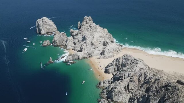 Vista a&eacute;rea de Baja California, Los Cabos, Toma en drone  capturada con drone en un d&iacute;a soleado, mostrando un paisaje des&eacute;rtico con colinas y formaciones rocosas bajo un cielo azul despejado. 