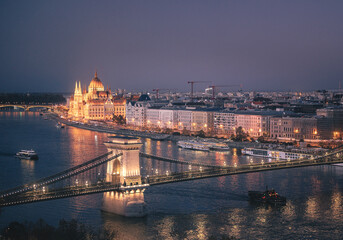 Obraz premium Famous Chain Bridge and the Hungarian Parliament in dusk